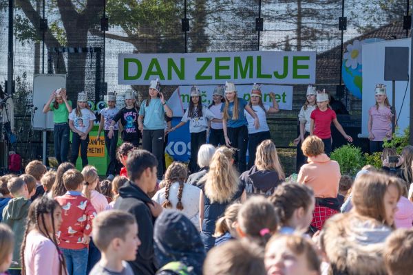 dan-zemlje-371a9f590b-5c28-08fa-3f6f-89ee3029ef545adb3585-b8bb-b162-6fe6-80af20deddcf6F00B15E-5897-2ABC-2BF4-5840DD56BCFA.jpg