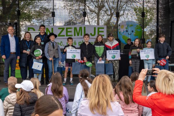 dan-zemlje-576cc1aeed-0666-740a-6eb0-94d4424eb757f6520332-91fc-9a7f-13f7-71888654d4a9D179A79F-BA0D-5BE2-08E9-5D13B6BDCE6D.jpg